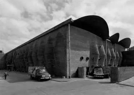 蒙特維多購物中心，埃拉迪奧·迪埃斯特，烏拉圭，1985 ©Archive Dieste；形式以精準的計算生成。｜Shopping centre in Montevideo, Eladio Dieste. Uruguay, 1985；The form originates in static calculations.