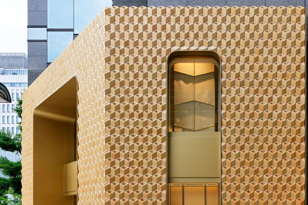 Klein Dytham Architecture(KDa)是由英國建築師 Astrid Klein 和義大利建築師 Mark Dytham 於 1991 年時在東京成立,過去他們曾設計過代官山蔦屋書店、銀座 GINZA PLACE。兩人經常在設計裡結合對於日本工藝或建築元素的轉化,卡地亞大阪新門市也反映了這樣的特色