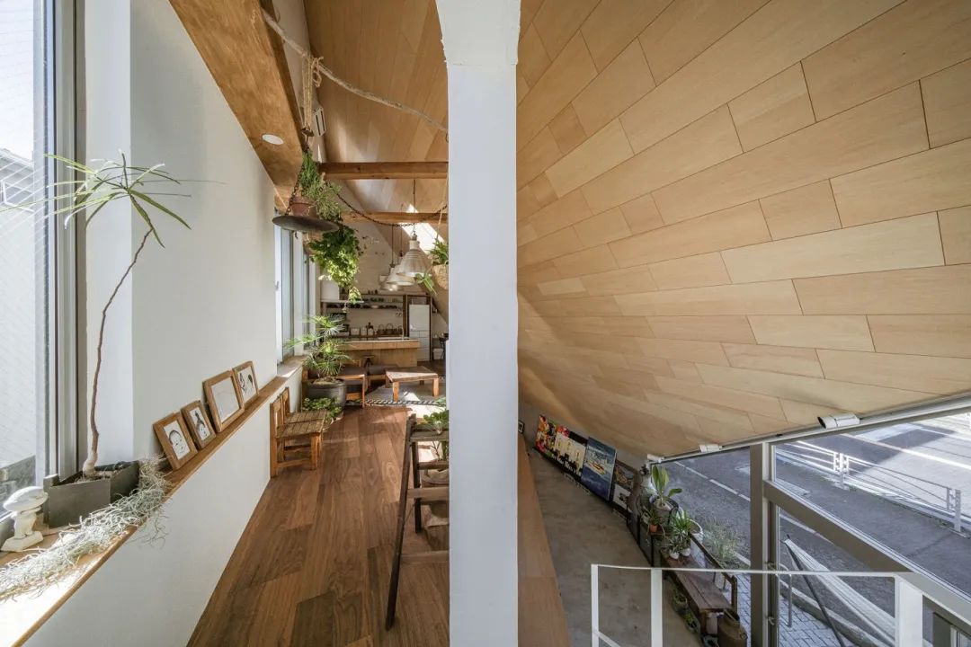 室內空間以挑高及夾層加上傾斜的牆面,創造特殊空間感, 8.5 House/DOG建築師事務所
