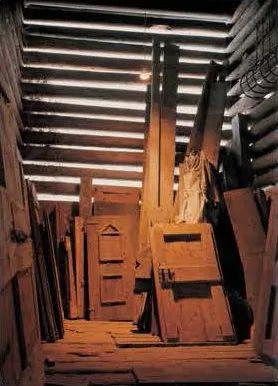 弗利姆斯奧加提家族穩定的財產。父親魯道夫·奧加提於1995年去世，在那裡可以找到數千件古代建築部件。©Christian Kerez ｜Stable on the property of the Olgiati family in Flims, Switzerland. When father Rudolf died in 1995, several thousand building parts and objects from antiquity could be found there.