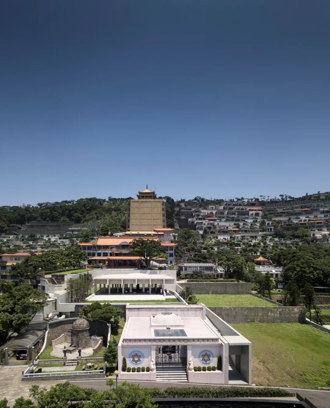 後方是金寶山的主要建築「金寶塔」 嘉卿園陵園/Álvaro Siza + Carlos Castanheira