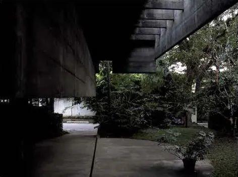 達·洛查自宅，保羅·門德斯·達·洛查，巴西，聖保羅，1960  ©Archive Olgiati 我願意居住的五個房子之一。｜ Paolo Mendes da Rocha House, Paulo Mendes da Rocha. São Paulo, Brazil, 1960：One of the five houses I would live in.