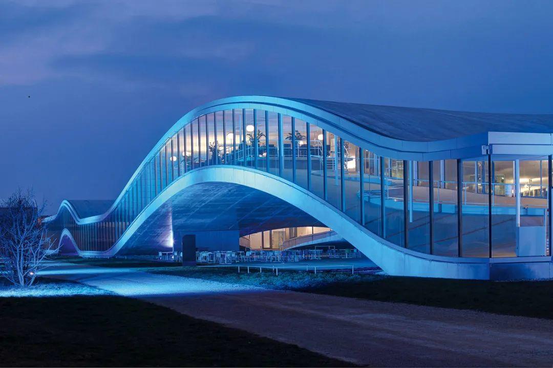 由日本建築事務所SANAA設計的洛桑聯邦理工學院勞力士研修中心(Rolex Learning Center)