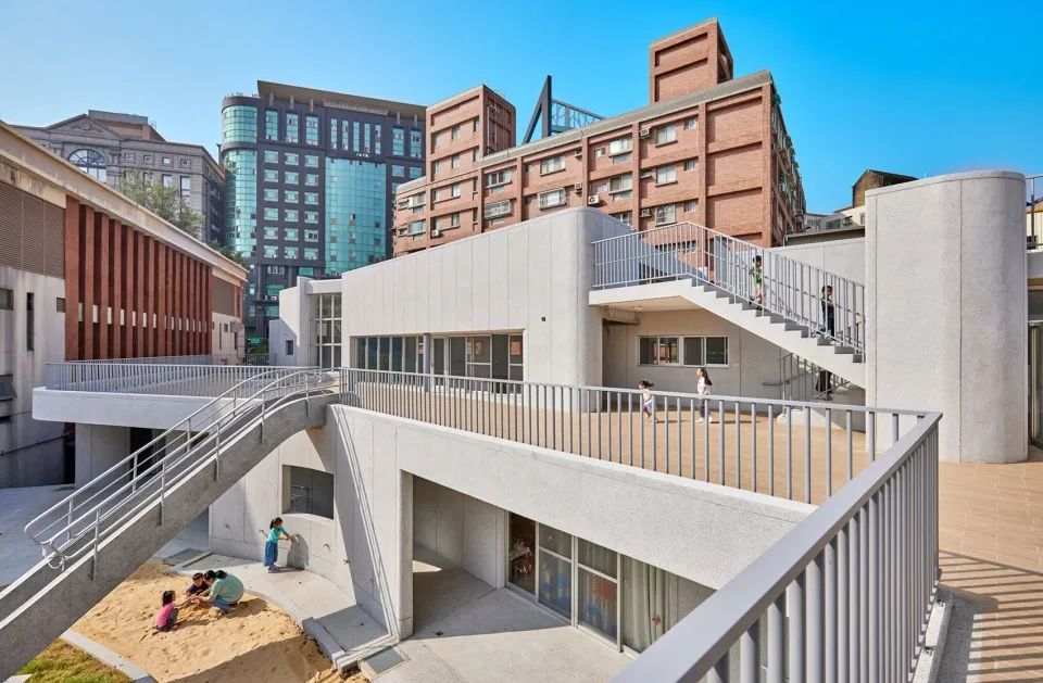 豐富的空間層次與自由動線,新竹市三民國小幼兒園/境衍設計 林柏陽建築師事務所