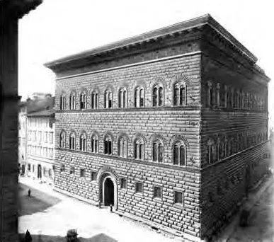 斯特羅齊宮，義大利，佛羅倫薩隱形的暗層朝向內部的庭院。外部體量形成極大的錯位。 Palazzo Strozzi, Florence, ItalyInvisible blind stories oriented towards the inner court. Extreme displacements of mass on the exterior.