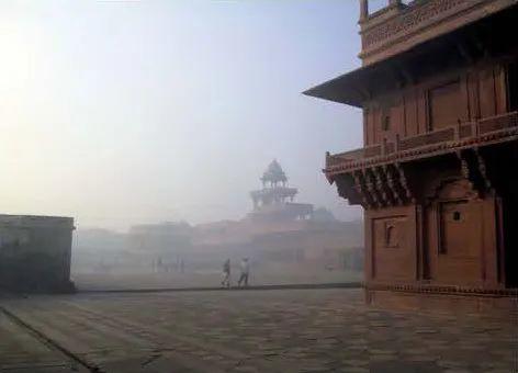 法塔赫布爾西格裡（勝利宮），印度，莫臥兒·阿克巴  ©Archive Olgiati建造的人工性與鄉土材料的共存。魔幻的美。｜Fathepur Sikri, India, built by Mogul AkbarArtificiality of construction and vernacular material coexist side by side. Magic beauty.