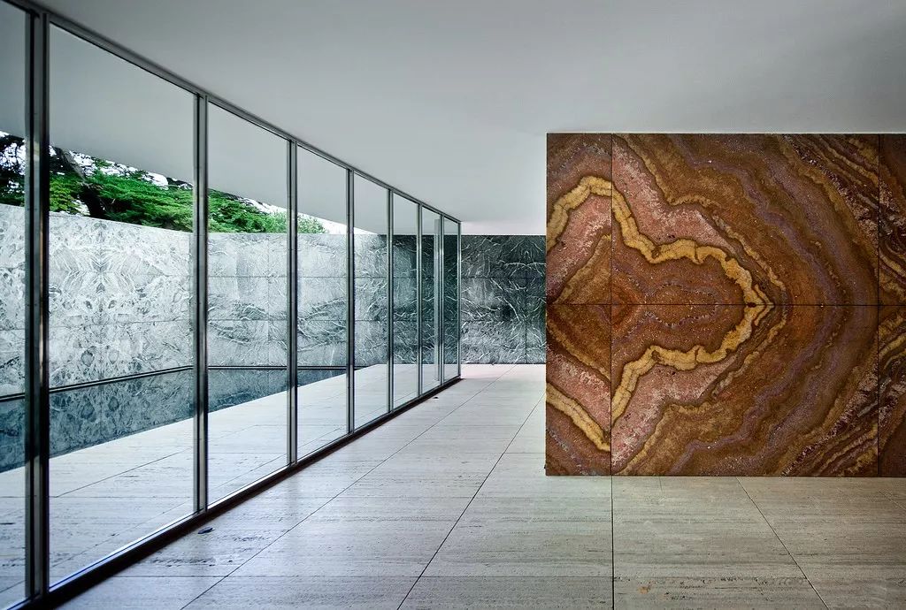 巴塞隆納世博會德國館Barcelona Pavilion/Mies van der Rohe 密斯 重建後的德國館室內 圖源網路
