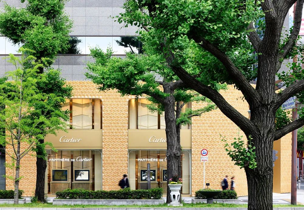 Klein Dytham architecture以品牌經典珠寶與日本傳統清酒和為靈感,精心設計出充滿層次的建築外觀,尤其考量品牌對環境保育承諾等因素後,此建築在材質的選擇上,以可循環使用的再生鋁、檜木為建材,並且邀來日本當地的工藝師傅悉心打造出建築外觀上的立面木片,結合LED燈光設備,一來展現品牌對日本傳統工藝的尊重,同時也為外觀帶來耳目一新的華麗氣息,呼應了心齋橋區域精緻細膩的城市景觀