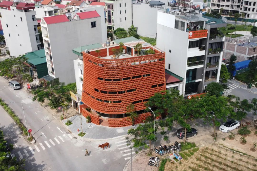 建築位於路口 河內Ngói磚殼社區中心/H&P Architects