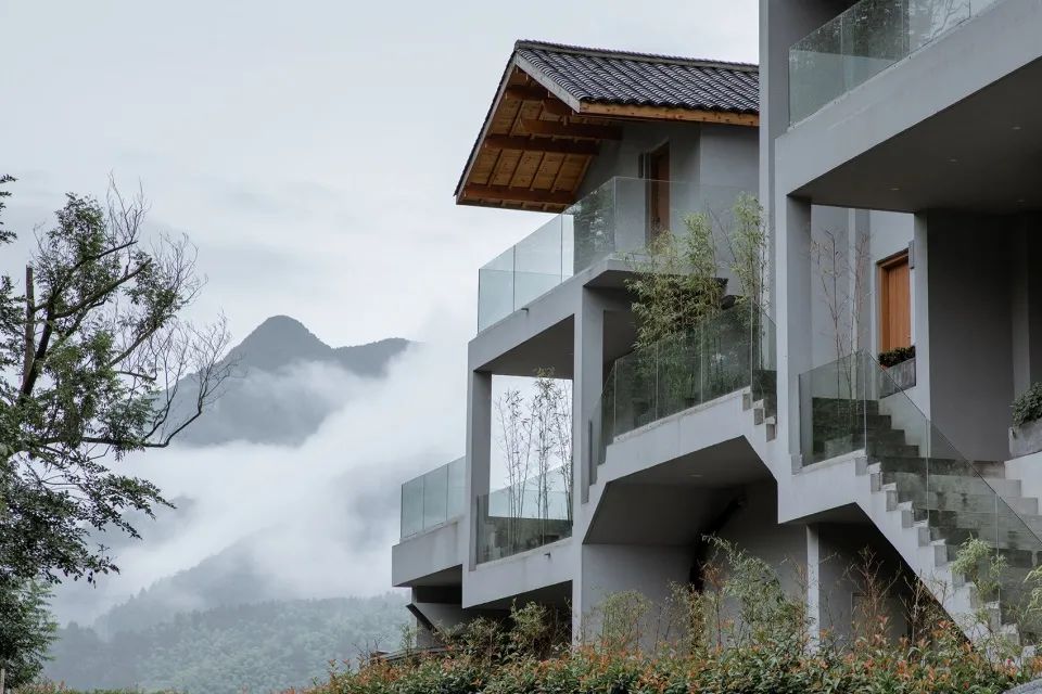 沿路望向建築© 唐徐國 再現中國水墨畫,桐廬山澗房/來建築設計工作室