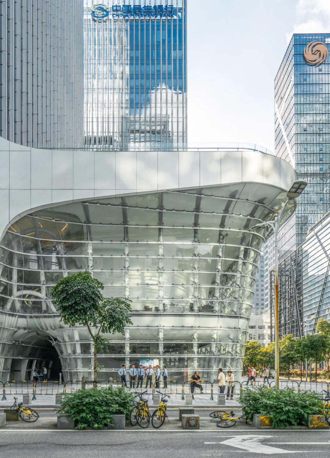 在光鮮亮麗建築外的道路旁,共享單車東倒西歪,加上那些水泥塊及植栽,各個元素之間彼此格格不入,顯示這座城市裡的人民對於公共空間的使用性、美感、責任感有極大的差異 深圳民生金融大廈/築博設計