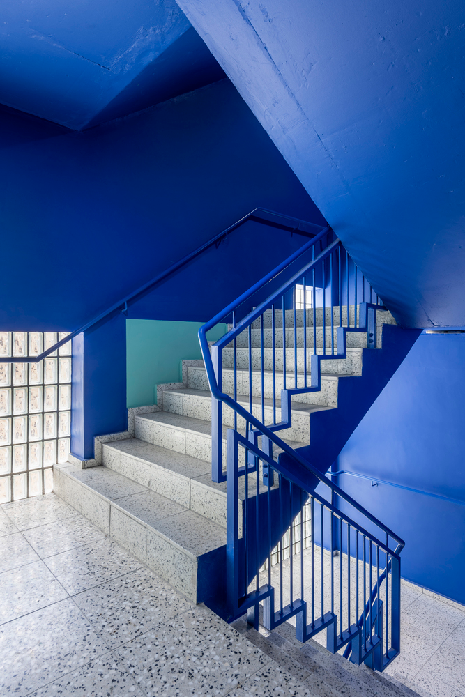 樓梯間因為搭配玻璃磚而更為明亮,南非微型住所Uxolo Apartments/Two Five Five Architects
