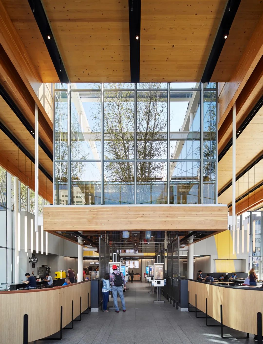 麥當勞首度使用CLT木構造於芝加哥旗艦店/Ross Barney Architects