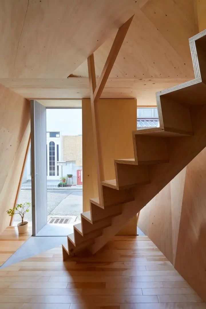 以木夾板打造的樓梯與室內空間 京都24mm夾板住宅/lphaville Architects