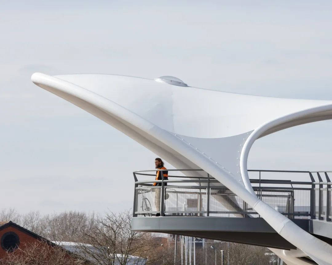 橋上遮蓬為行人提供遮蔭的眺望駐足處 默多克人行步橋Murdoch’s Connection Bridge/Arup+Matter Architecture