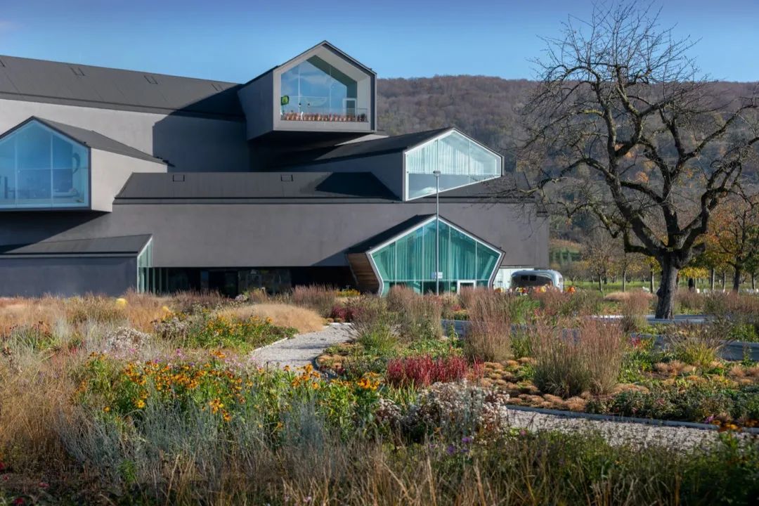 在Herzog & de Meuron 層層堆疊家屋的Vitra Haus前,廣達4,000 平方公尺的土地上,荷蘭景觀設計師Piet Oudolf,在這裡種下高達30,000 株多年生植物
