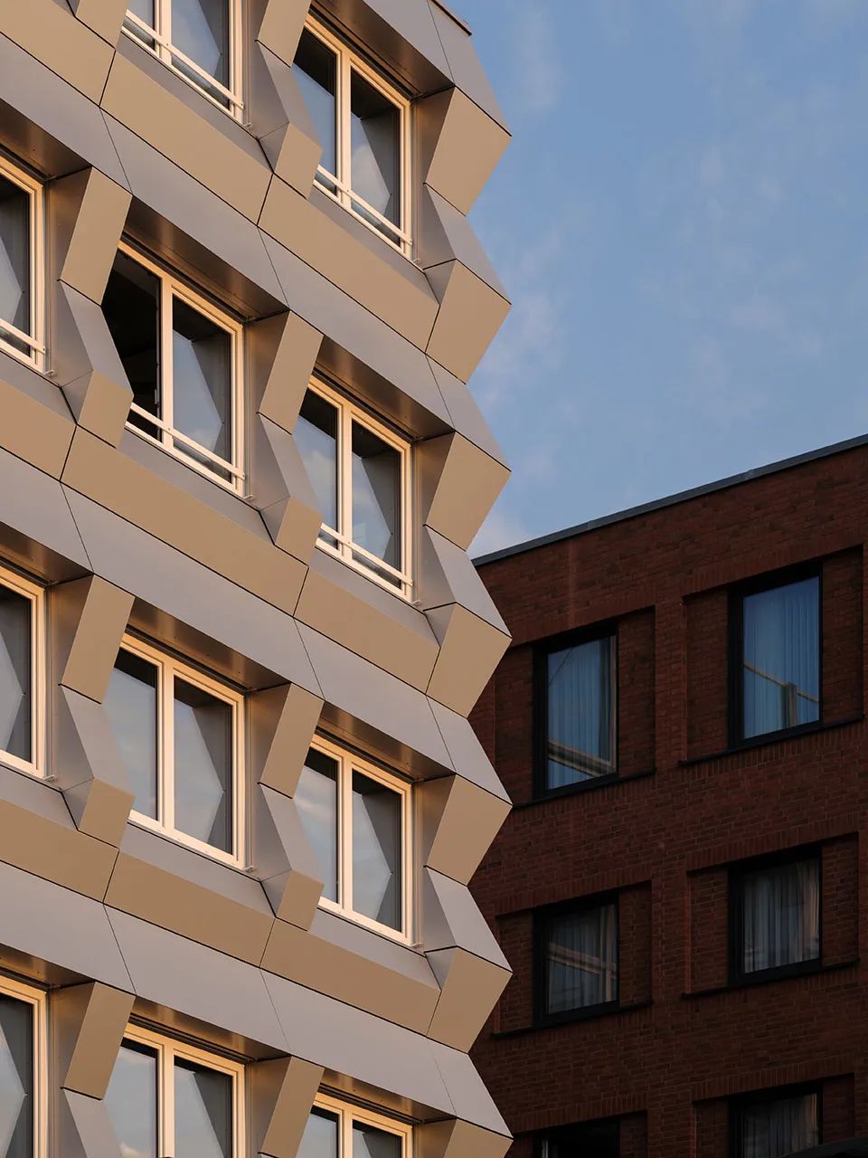 鋁板表皮與周邊建築的對比©Ossip 德國ZigZag辦公大樓/MVRDV+morePlatz