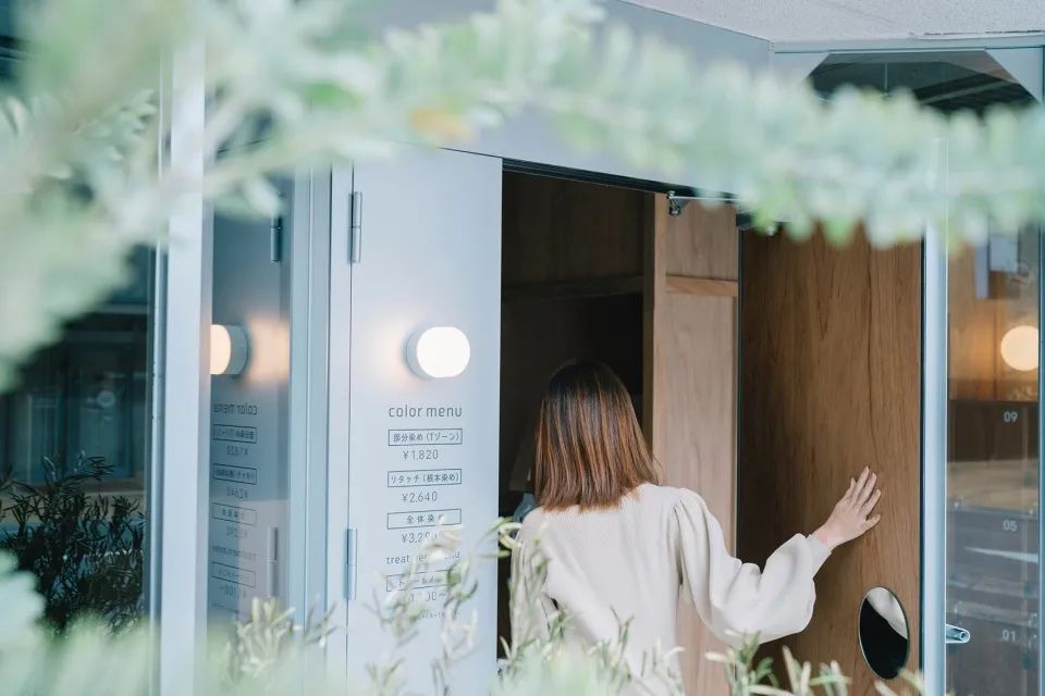  店鋪入口，美髮沙龍室內設計Color stand廣島祇園店／FATHOM