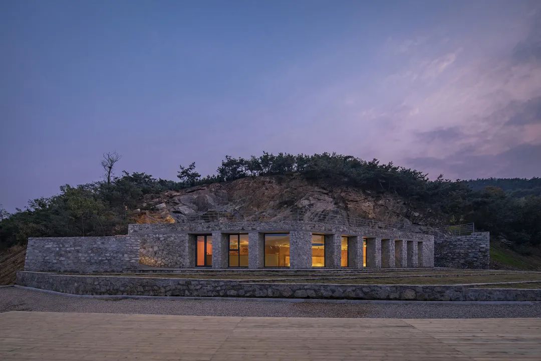 作品名稱：Stone Nest Amphitheatre for Community Activities  參賽公司：三文建築/何崴工作室,3andwich Design / He Wei Studio  作品地點：中國，威海Weihai, China