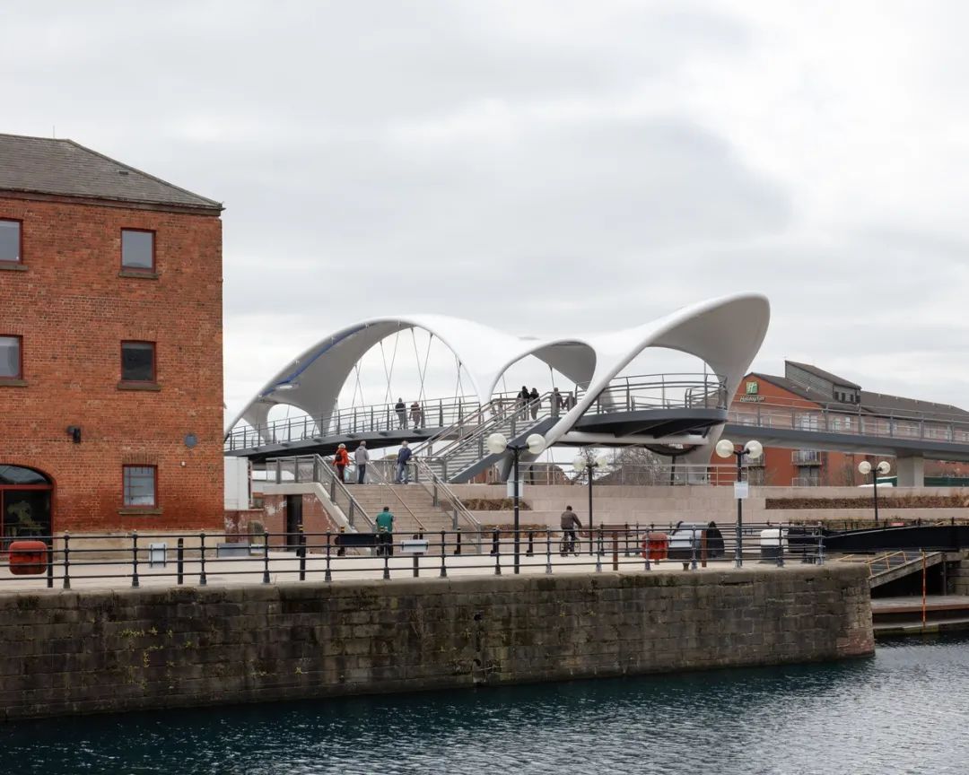默多克人行步橋位於水岸邊 默多克人行步橋Murdoch’s Connection Bridge/Arup+Matter Architecture