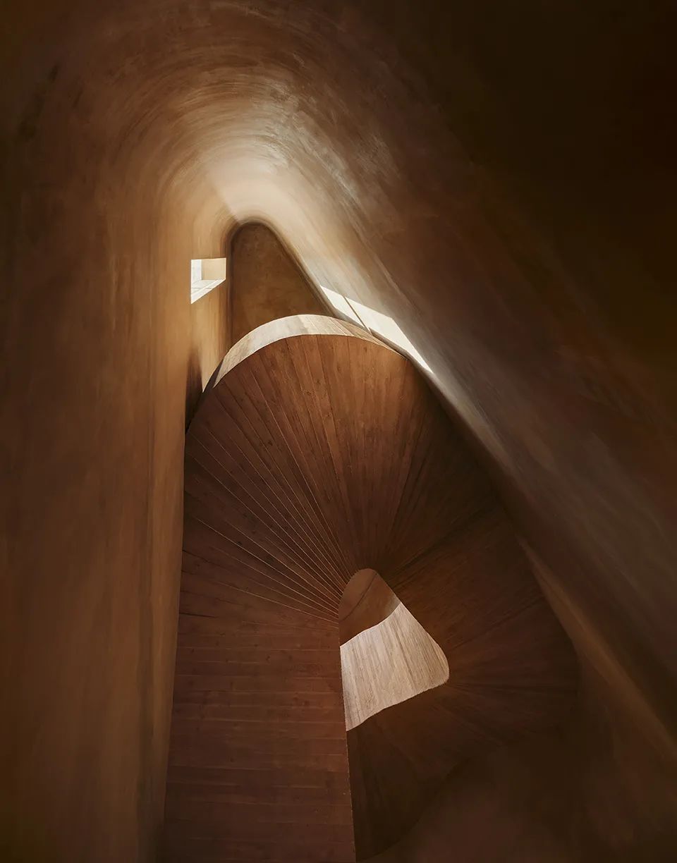 樓梯間©Simon Menges 德國Küppersmühle博物館增建／Herzog & de Meuron