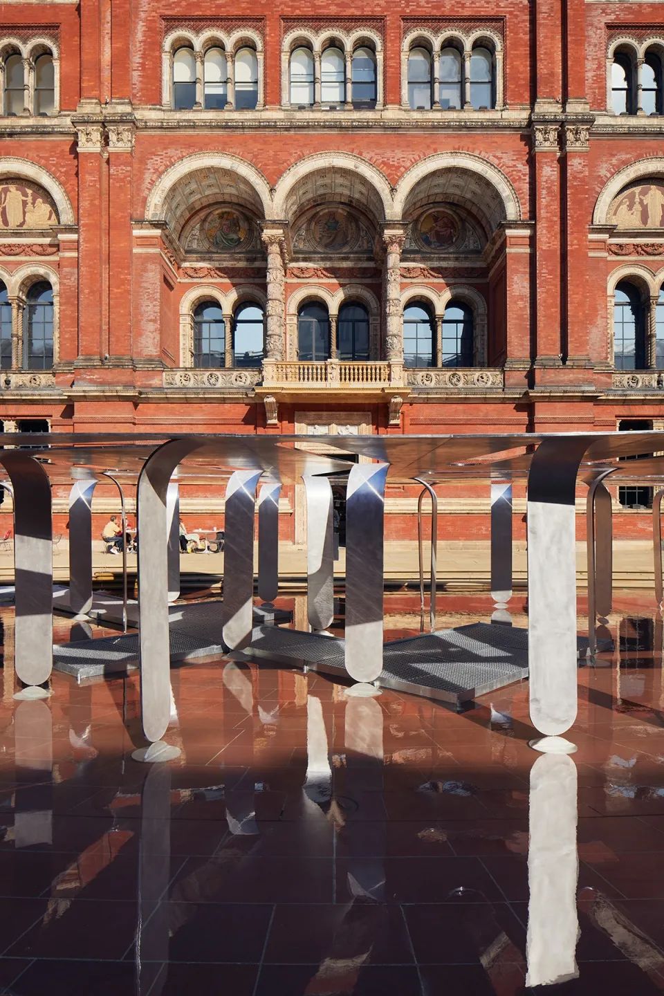 反光的鋁製皮層與水池的波光交相輝映©Ed Reeve 2021年倫敦設計雙年展互動展亭 森林與天空之間／Nebbia Works