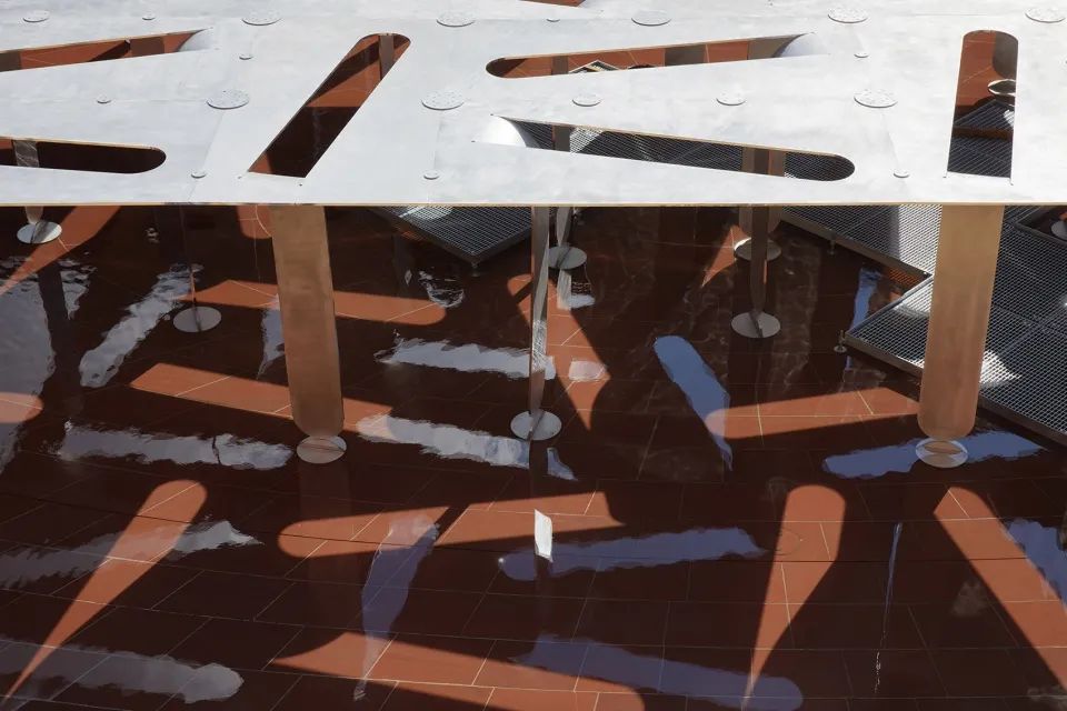 展亭由27塊3m×1.5m×20mm 的獨立鋁板構成©Ed Reeve 2021年倫敦設計雙年展互動展亭 森林與天空之間／Nebbia Works