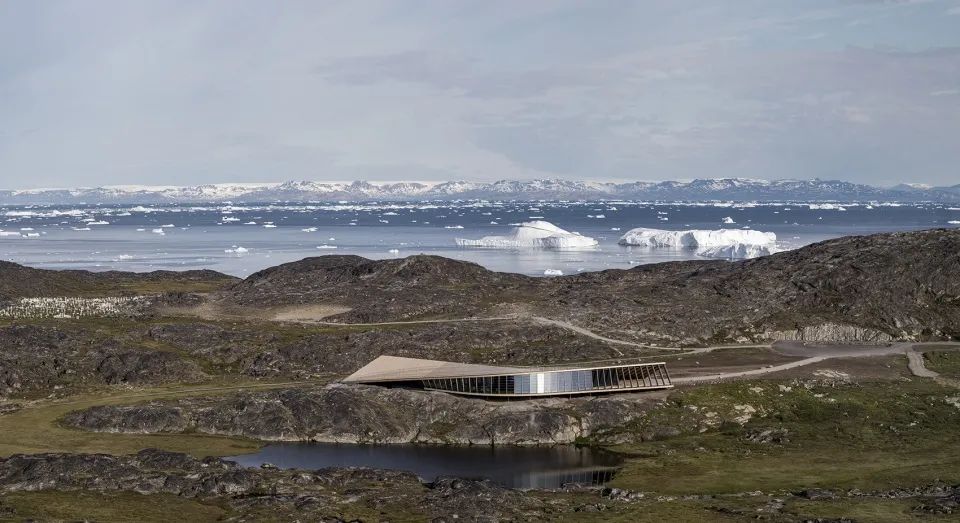 格陵蘭冰峽灣中心Greenland Ilulissat Icefjord Centre／Dorte Mandrup 屋頂向冰川延伸©Adam Mørk