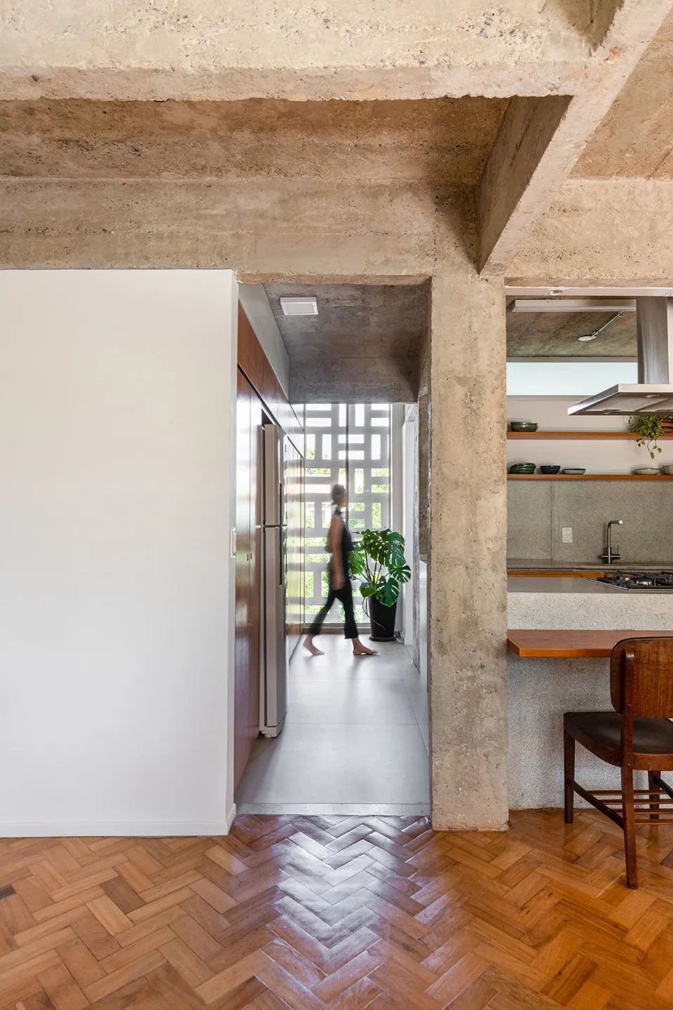 從客廳望向鏤空屏牆©Júlia Tótoli 巴西Rosa公寓室內設計/ CoDA arquitectos