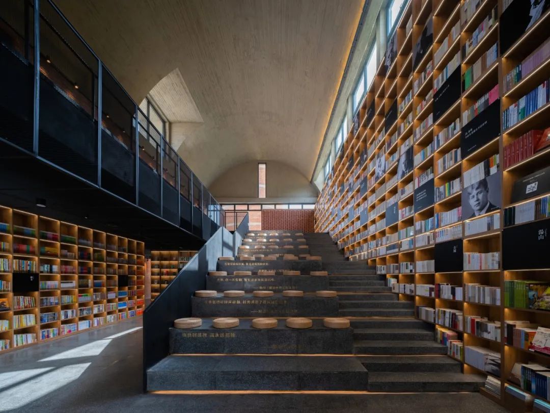 書架與大階梯 © 時差影像 礦區修復 南京湯山先鋒坑礦書店／東南大學建築學院+藝合境建築事務所