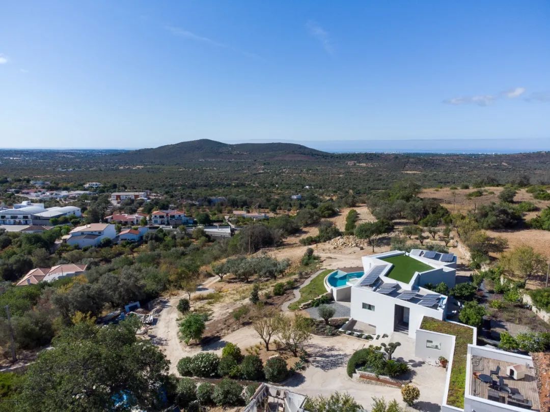 當開車來到基地不遠處兩旁是夾竹桃林的車道時，蔚藍之家Casa Azul出現在視野中Portugal House 葡萄牙住宅蔚藍之家Casa Azul╱CORE Architects