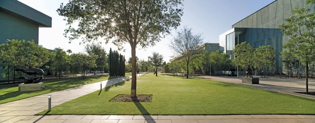 Phoenix Art Museum鳳凰城美術館景觀設計   地點：美國鳳凰城  設計建造期間：2004-2006  合作方：Tod Williams Billie Tsien Architects