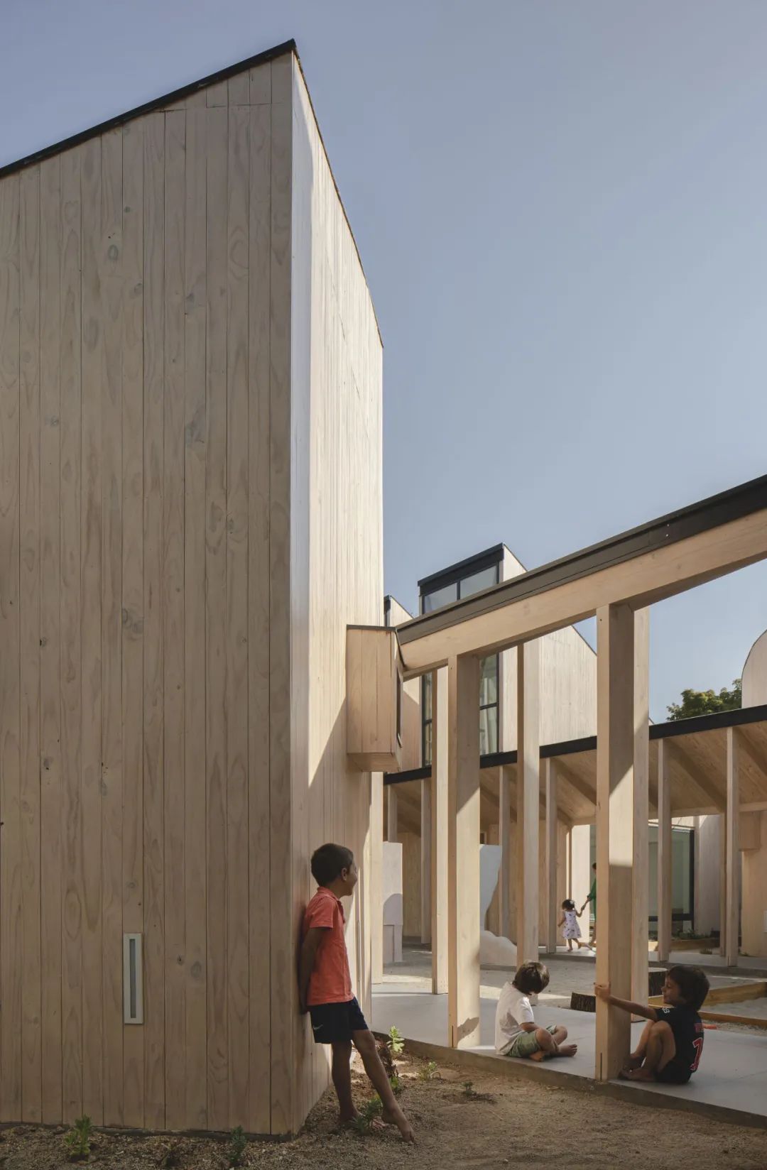 孩子在廊下半戶外空間遊玩 智利幼兒園 Chile Kindergarten Bambú／Gonzalo Mardones Viviani