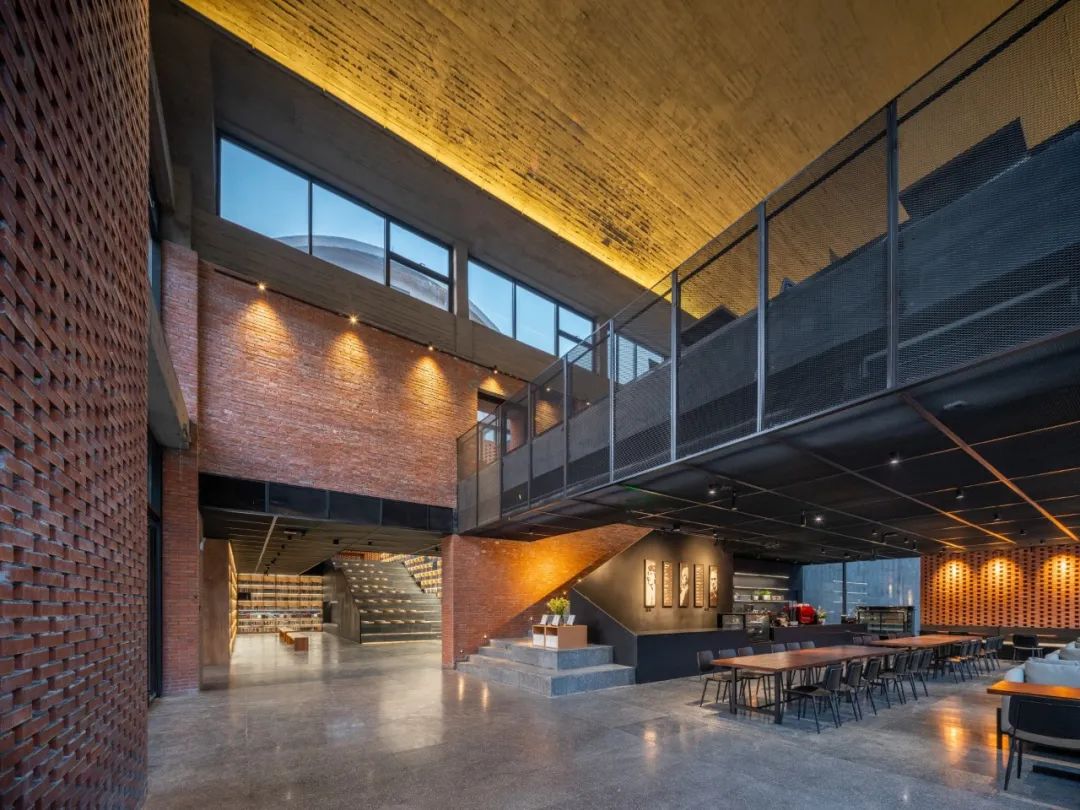 咖啡廳與台階主廳 © 時差影像 礦區修復 南京湯山先鋒坑礦書店／東南大學建築學院+藝合境建築事務所