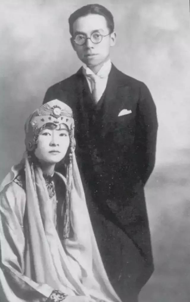 圖為1928年3月,梁思成和林徽因在加拿大的結婚照,禮服由林徽因自己設計