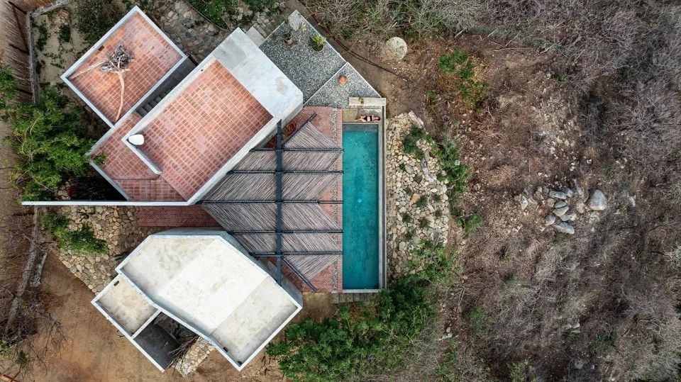 空中鳥瞰建築體 墨西哥私人住宅La Casa del Sapo／Espacio 18 Arquitectura