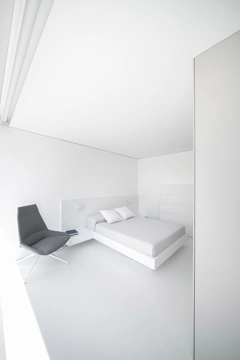 純粹的空間，窗簾盒隱藏在天花與立面之間的凹槽裡 西班牙住宅計畫NIU70／Fran Silvestre Arquitectos