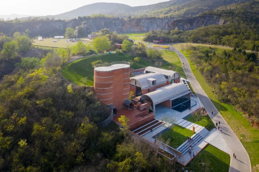 這裡曾是湯山最大的廢棄礦坑龍泉採石場的所在地 礦區修復 南京湯山先鋒坑礦書店／東南大學建築學院+藝合境建築事務所