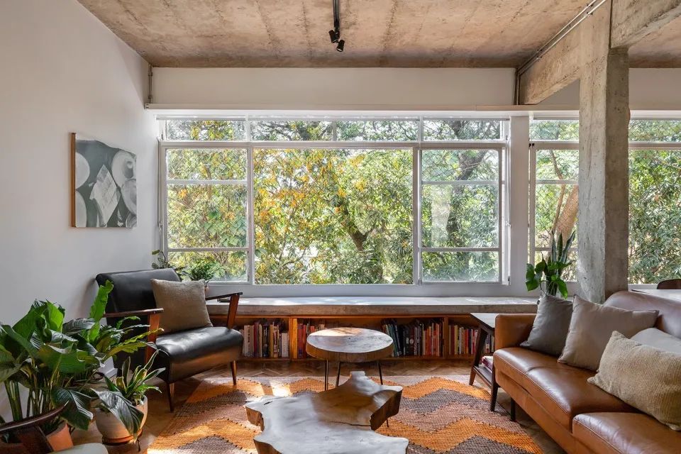 主窗的窗台以混凝土長椅，下方增加了嵌入式收納空間©Júlia Tótoli 巴西Rosa公寓室內設計/ CoDA arquitectos