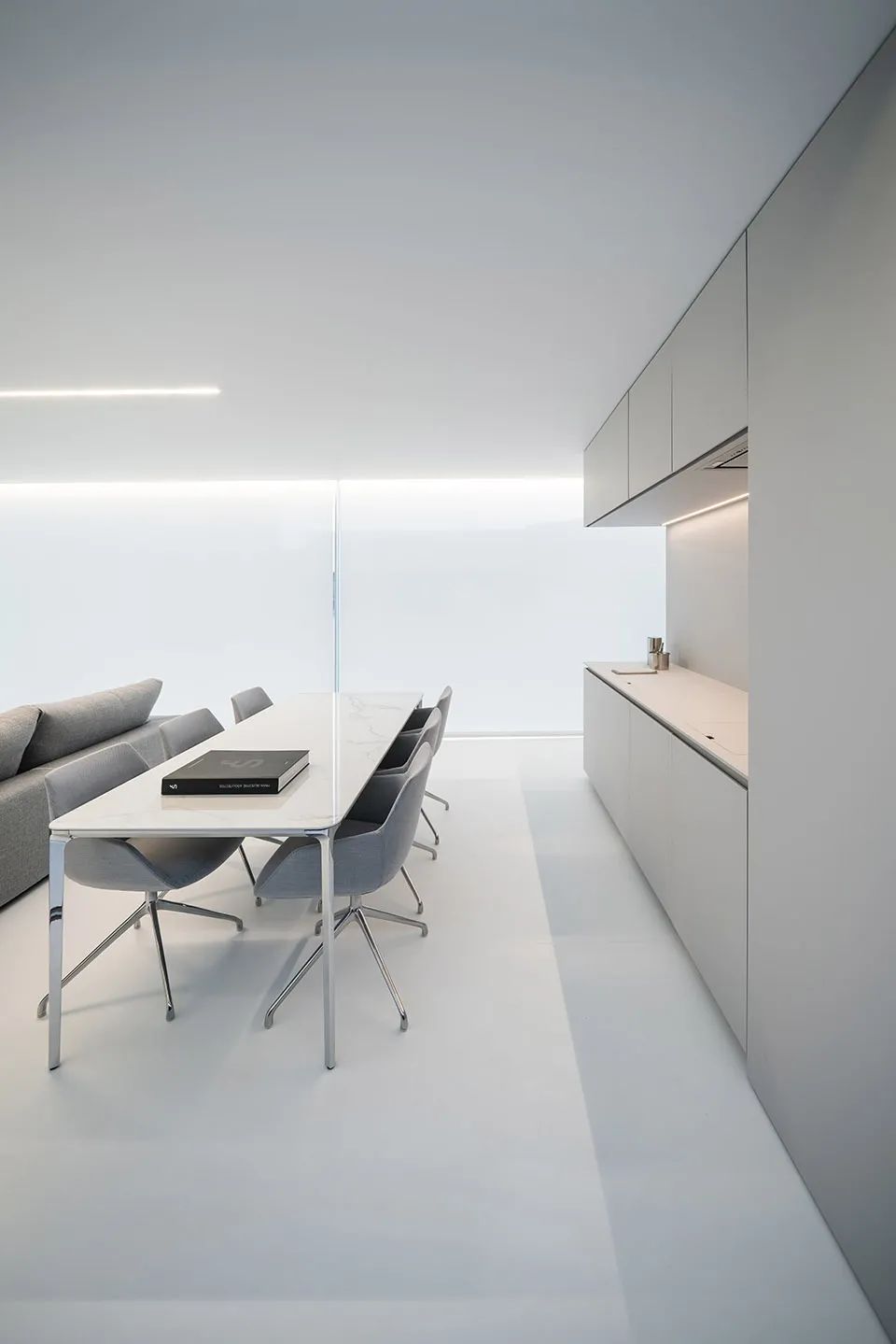 餐桌和開放廚房 西班牙住宅計畫NIU70／Fran Silvestre Arquitectos
