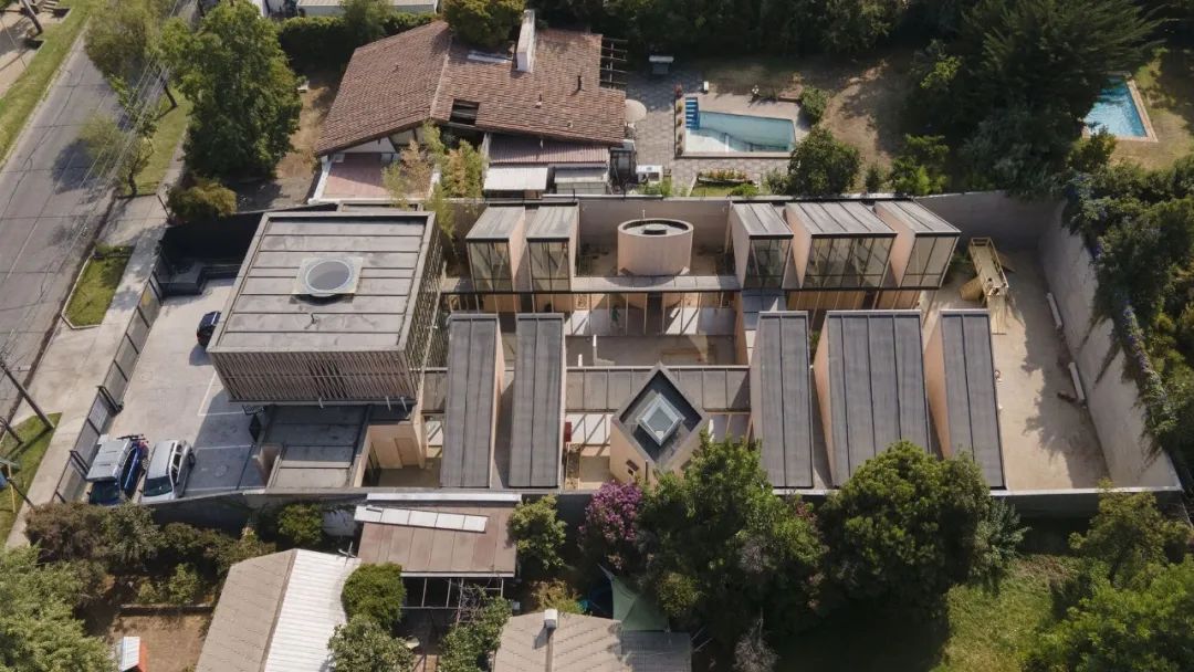 將基地下挖，以創造一個較低的水平面，部分建築放置在半地下，使其與鄰里周邊的建築互不干擾 智利幼兒園 Chile Kindergarten Bambú／Gonzalo Mardones Viviani