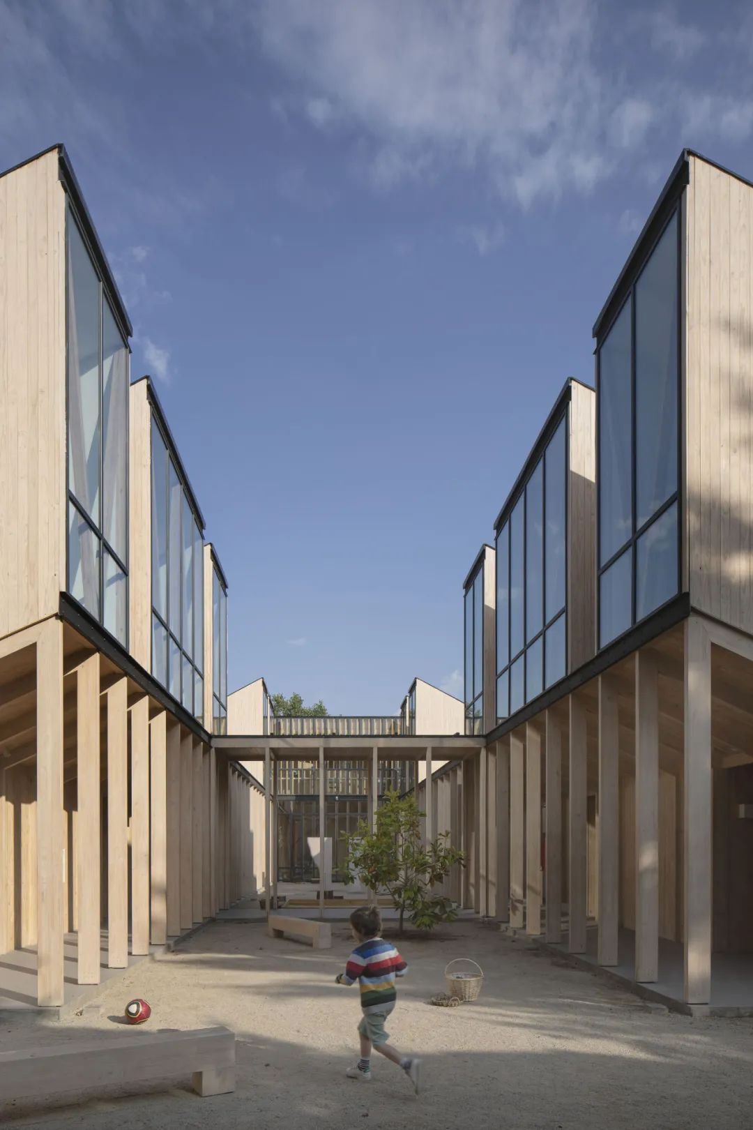 中心的兒童遊樂場 智利幼兒園 Chile Kindergarten Bambú／Gonzalo Mardones Viviani