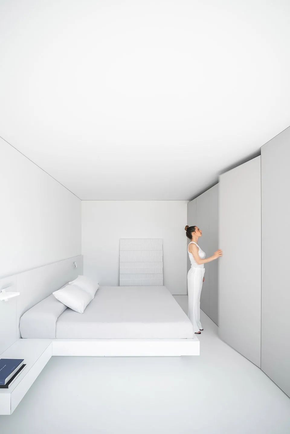巨大的衣櫃提供充足的儲物空間 西班牙住宅計畫NIU70／Fran Silvestre Arquitectos