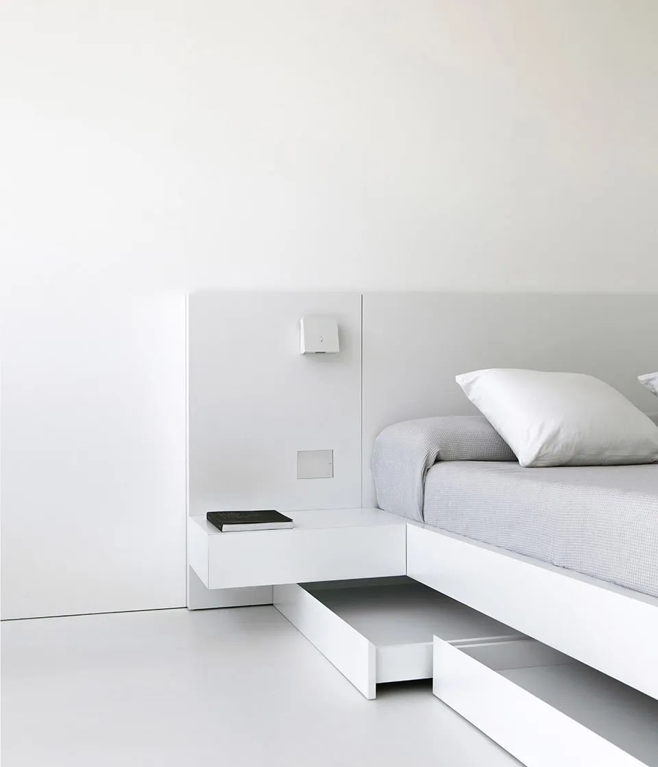床底設置收納抽屜 西班牙住宅計畫NIU70／Fran Silvestre Arquitectos
