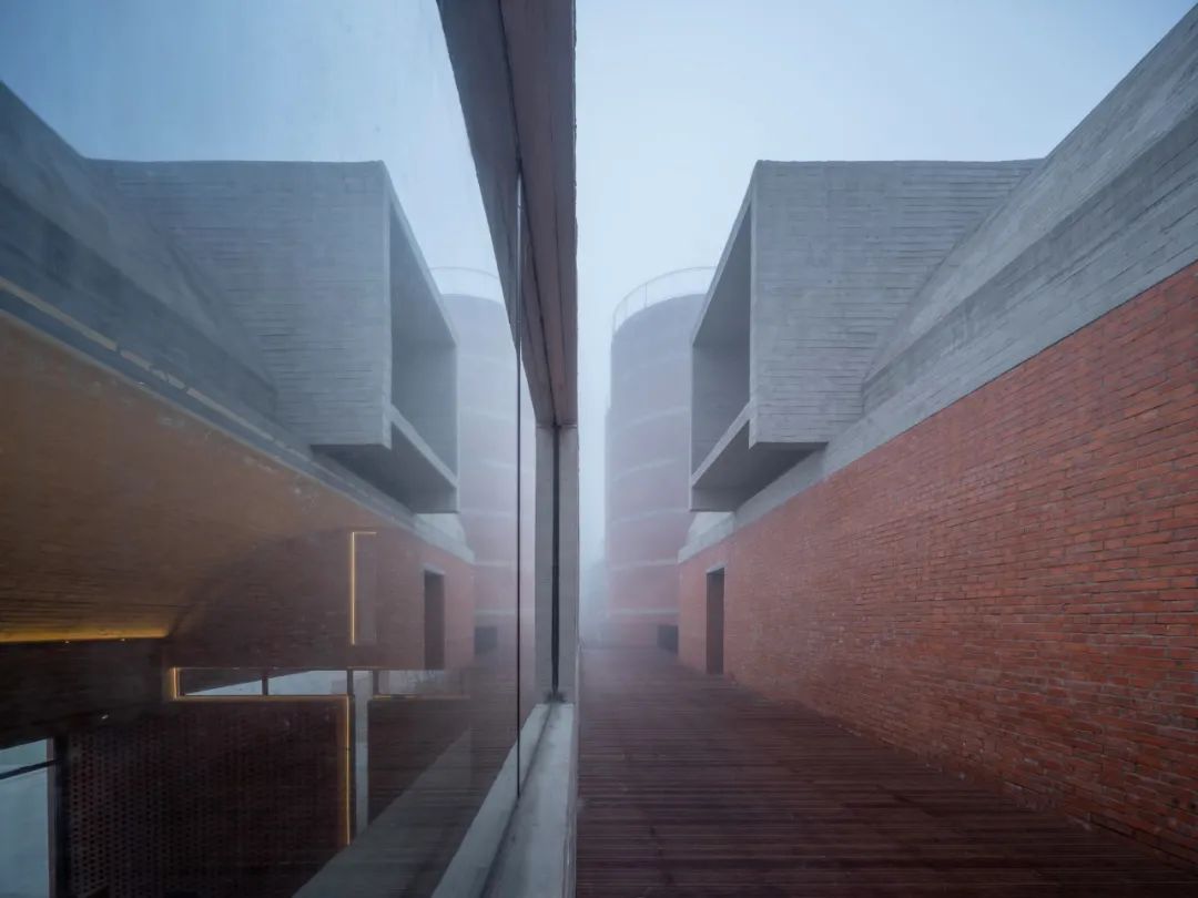 二層屋頂露台 © 時差影像 礦區修復 南京湯山先鋒坑礦書店／東南大學建築學院+藝合境建築事務所