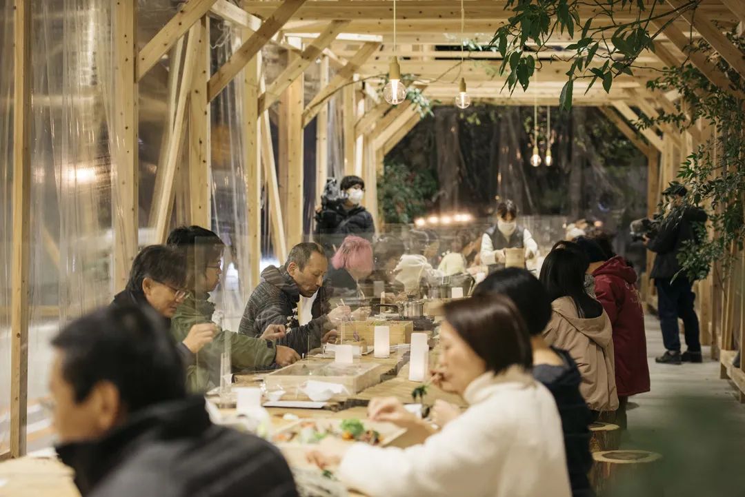 人們在隧道內用餐 日本大分縣耶馬溪トンネルホテル（耶馬溪隧道酒店）Yabakei Tunnel Hotel／佐野文彥工作室