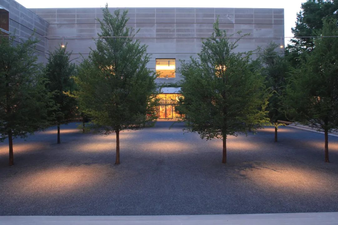Dallas Museum of Art 達拉斯美術館景觀設計   地點：美國，達拉斯  設計建造期間：2006-2010  主導設計：Gary Hilderbrand；Eric Kramer；Kristin Frederickson