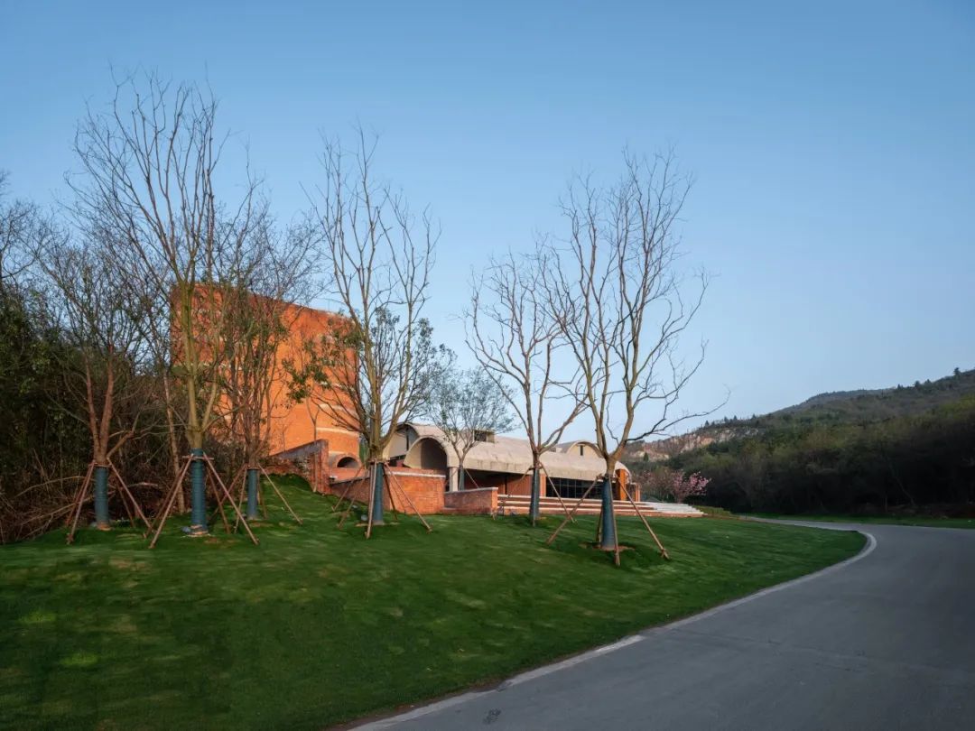 公園入口 礦區修復 南京湯山先鋒坑礦書店／東南大學建築學院+藝合境建築事務所