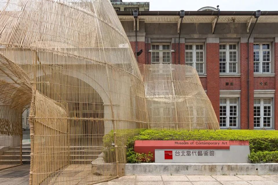 展覽由當代館執行總監潘小雪擔綱策劃,邀請14組分別來自台灣與香港的藝術家、品牌設計者、工藝師,他們勇於跳脫過去藝術分類的方式,思索竹編、陶瓷、五金、神話、自然元素如何運用在當代藝術時尚設計表現,回到生活的初始重新觀看這個世界。