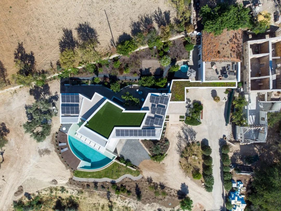 屋頂設有太陽能板，作為綠建築能源 Portugal House 葡萄牙住宅蔚藍之家Casa Azul╱CORE Architects